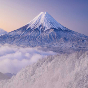 山梨 在白雪皚皚的三峠眺望富士山 